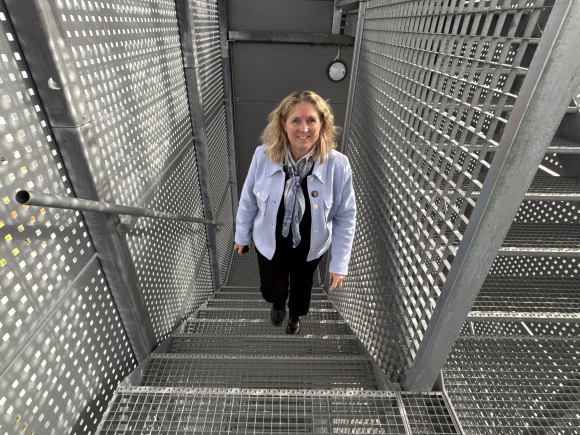 – Me leverer potetsprit til alle som lagar akevitt i Noreg, og er blant dei få i verda som faktisk lagar sprit på potet. Dei fleste lagar jo sprit på korn og mais, seier Hanne Hognes ved Hoff. Foto: Heidi Molstad Andresen / NPK – Me leverer potetsprit til alle som lagar akevitt i Noreg, og er blant dei få i verda som faktisk lagar sprit på potet. Dei fleste lagar jo sprit på korn og mais, seier Hanne Hognes ved Hoff. Foto: Heidi Molstad Andresen / NPK